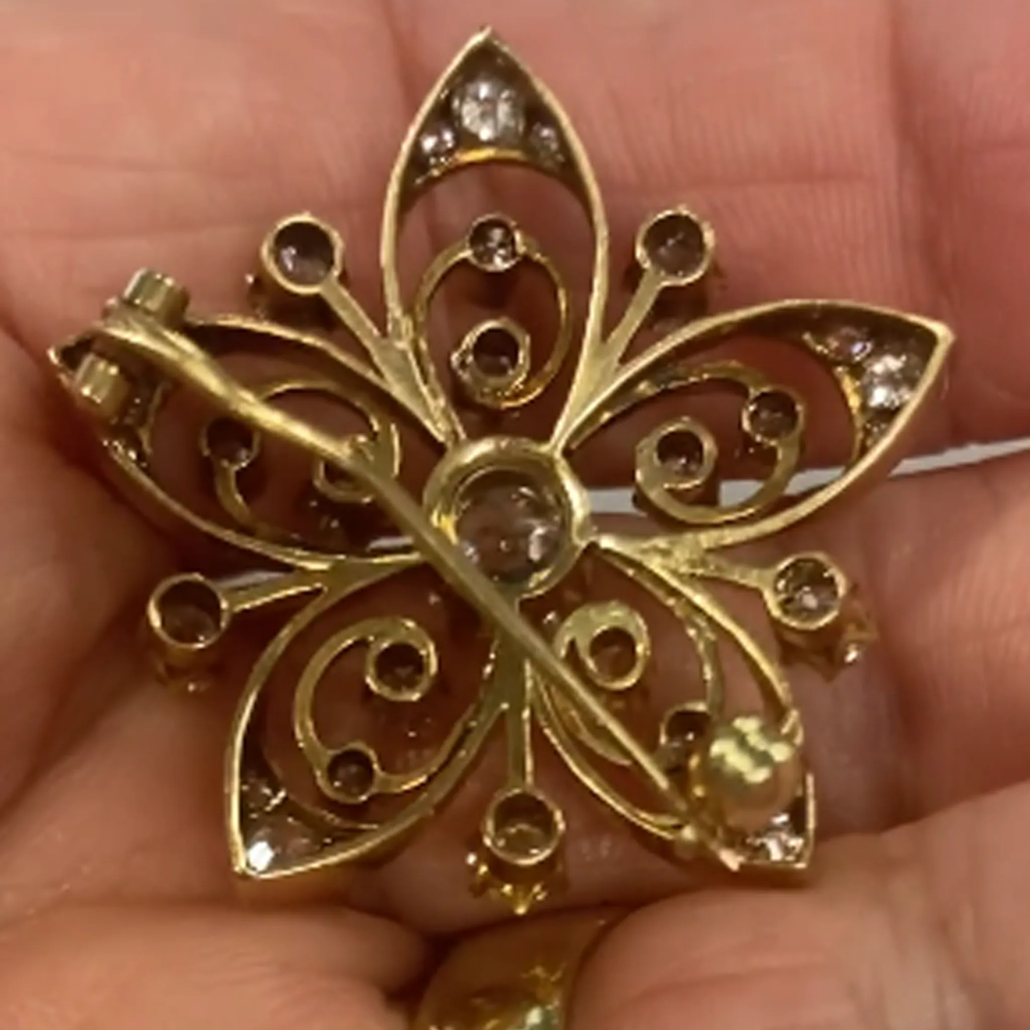 1970s 14KT Yellow Gold Diamond Flower Brooch